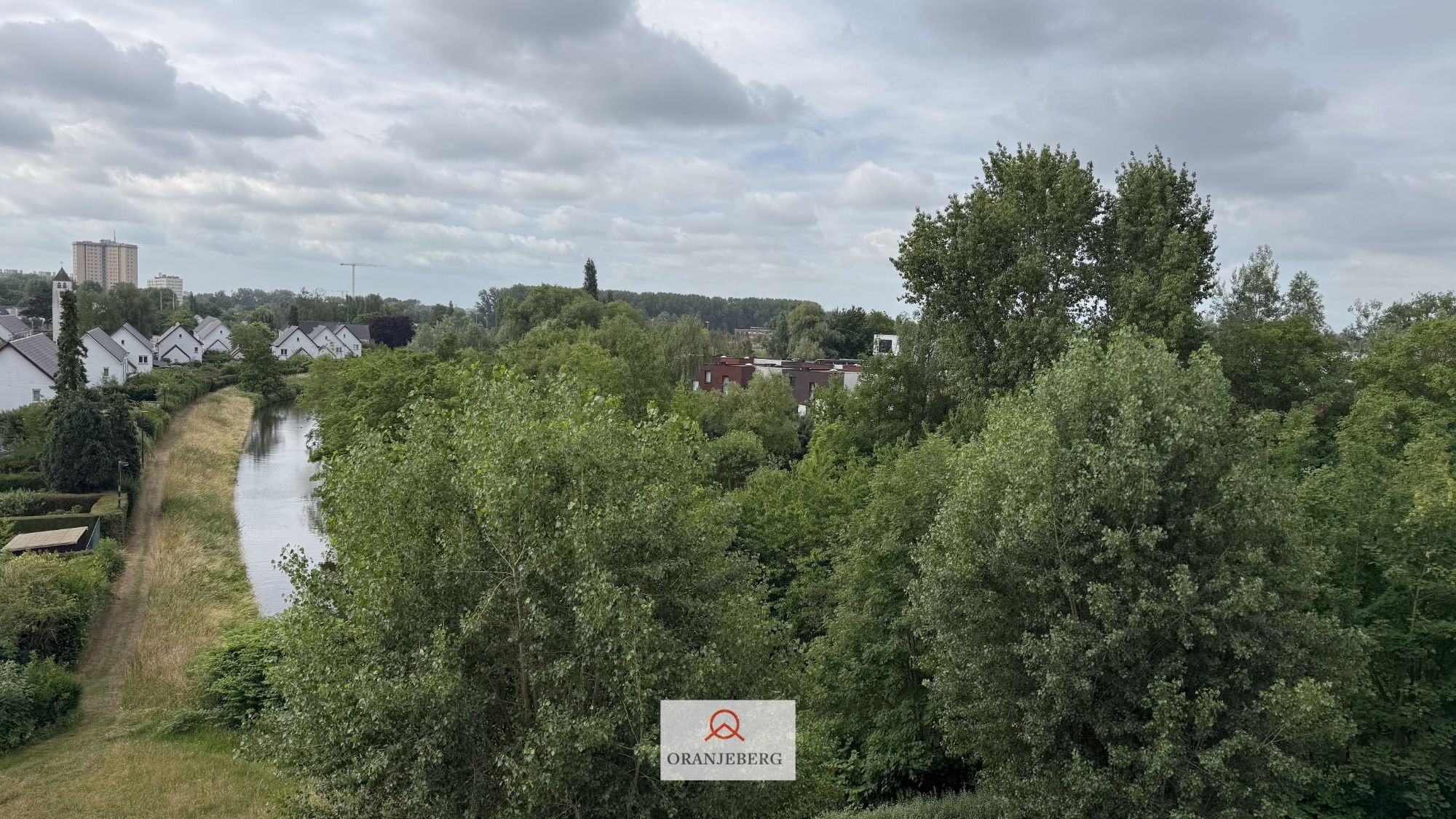 één slpk app met open zicht op het groen  en water foto 3