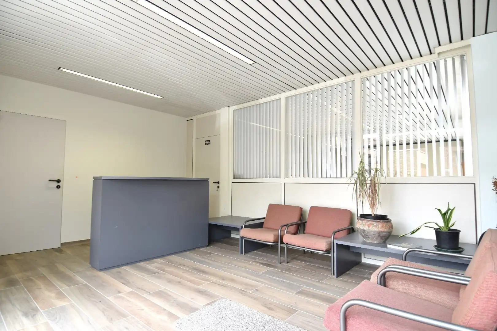 Interessante opbrengsteigendom (204m² kantoor + 3 appartementen + garages/parkings + 295m² loods) op toplocatie in Bissegem foto 7