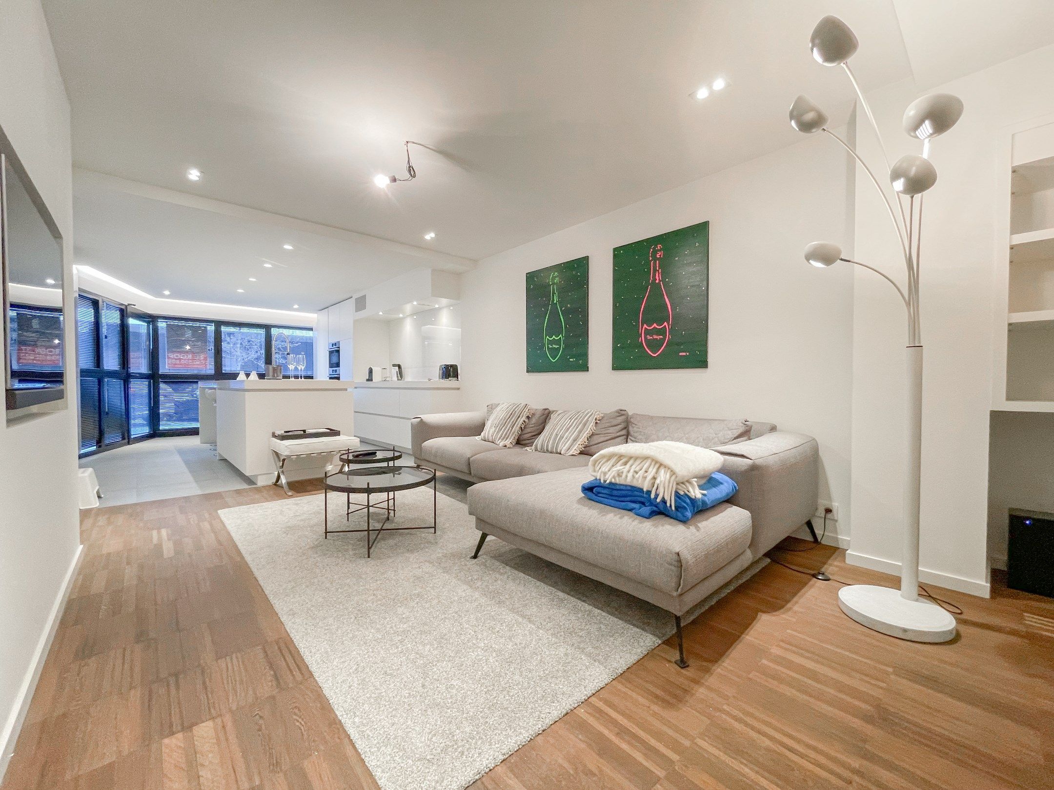 Stijlvol, instapklaar appartement met een ruim terras gelegen aan het Lichttorenplein op enkele passen van de zee. foto {{pictureIndex}}