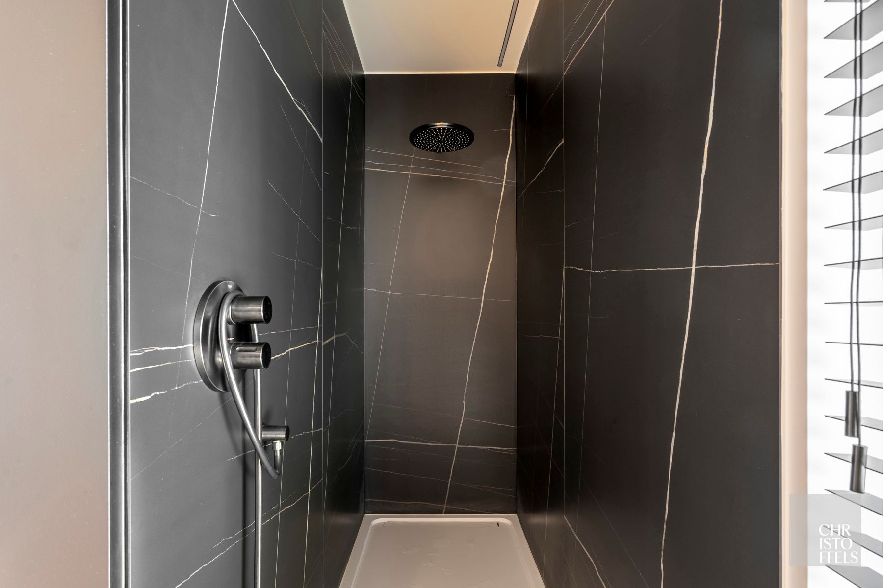 Multifunctioneel gebouw met 2 wooneenheden, kantoor en showroom op een perceel van 2.074 m²! foto 20