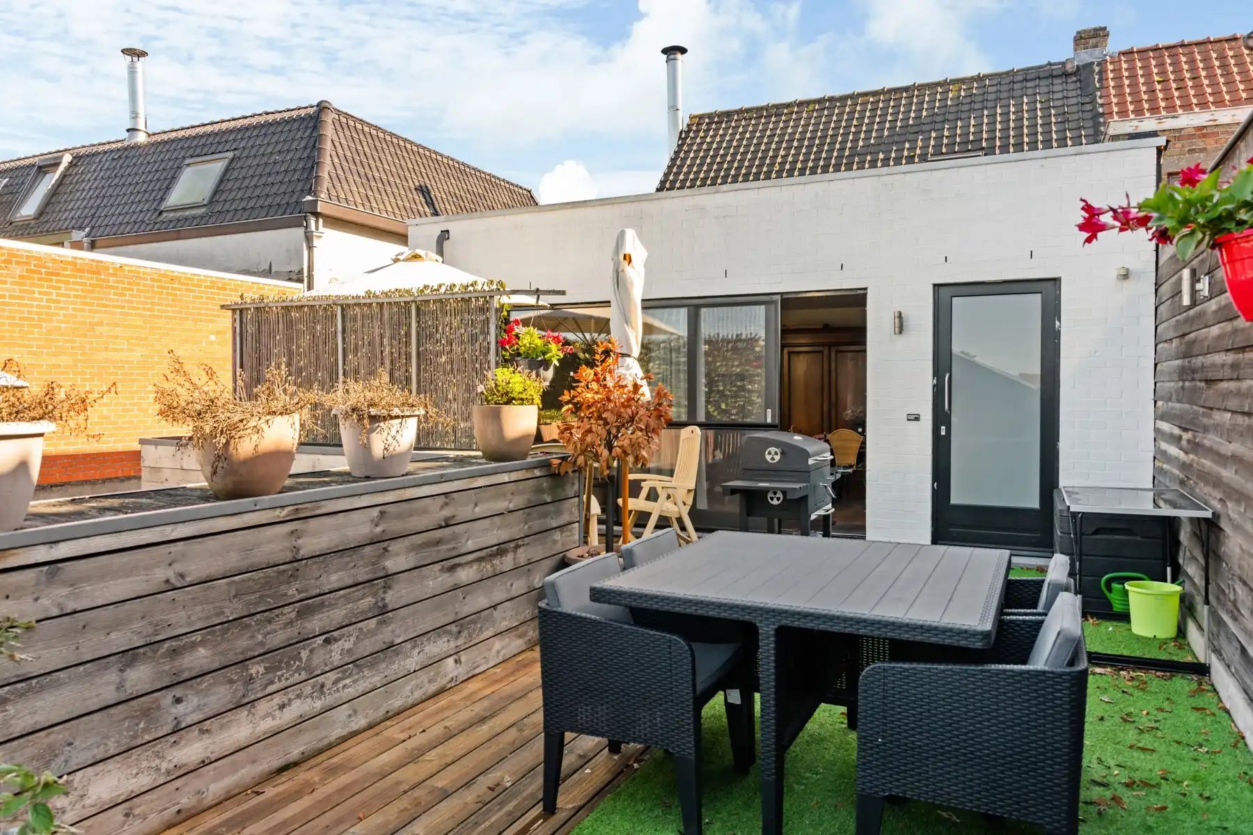Ruime duplex met zonnig terras en garage van 40m2 foto {{pictureIndex}}