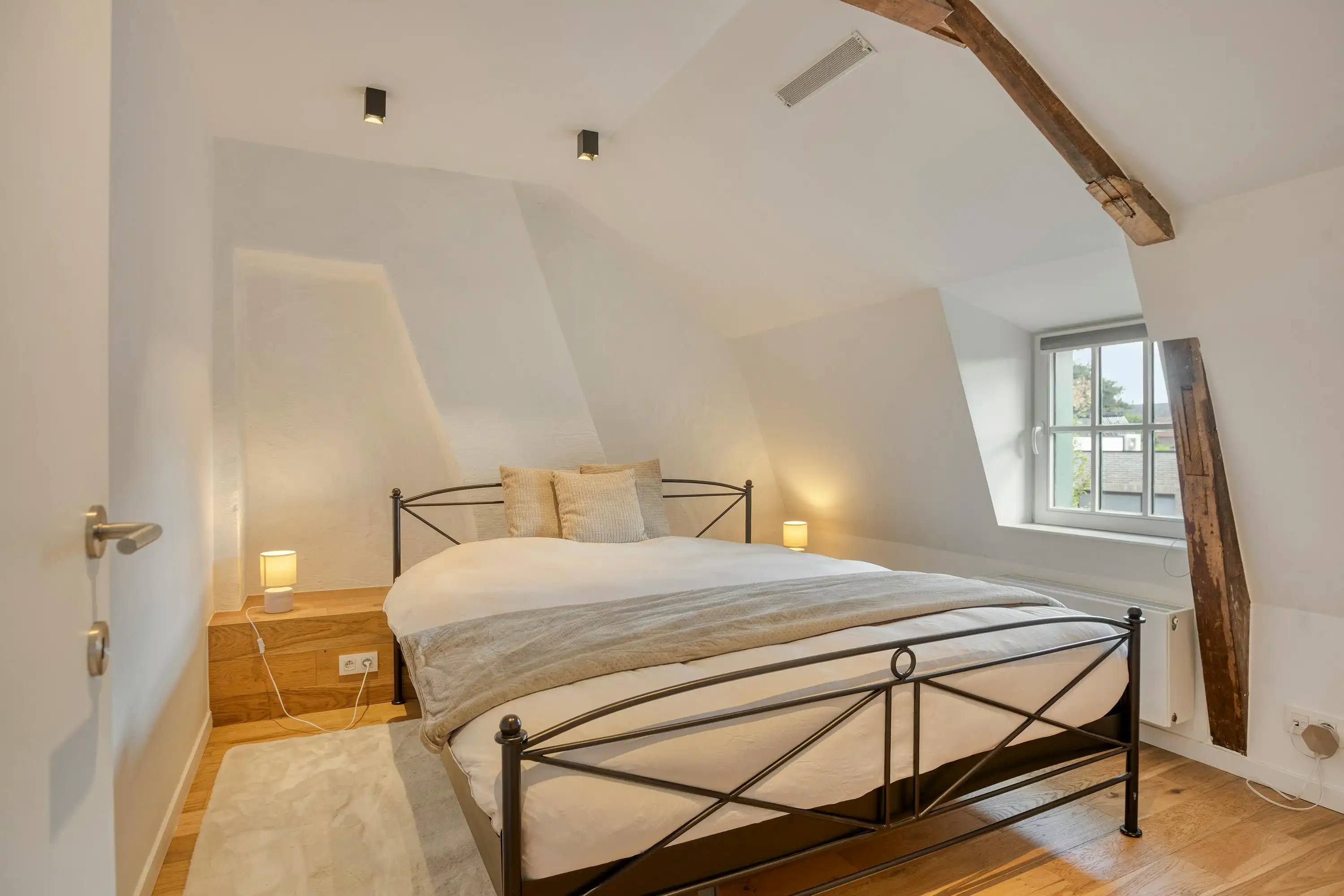 Een gerenoveerd meesterwerk in hartje Hansbeke foto 14