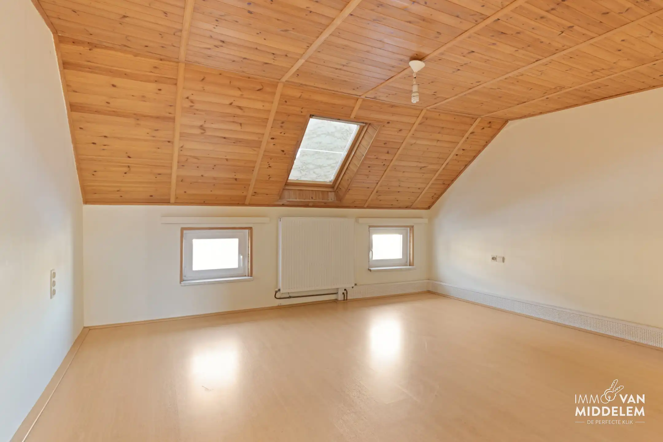 TE RENOVEREN STARTERSWONING MET 2 SLAAPKAMERS EN GARAGE foto 12