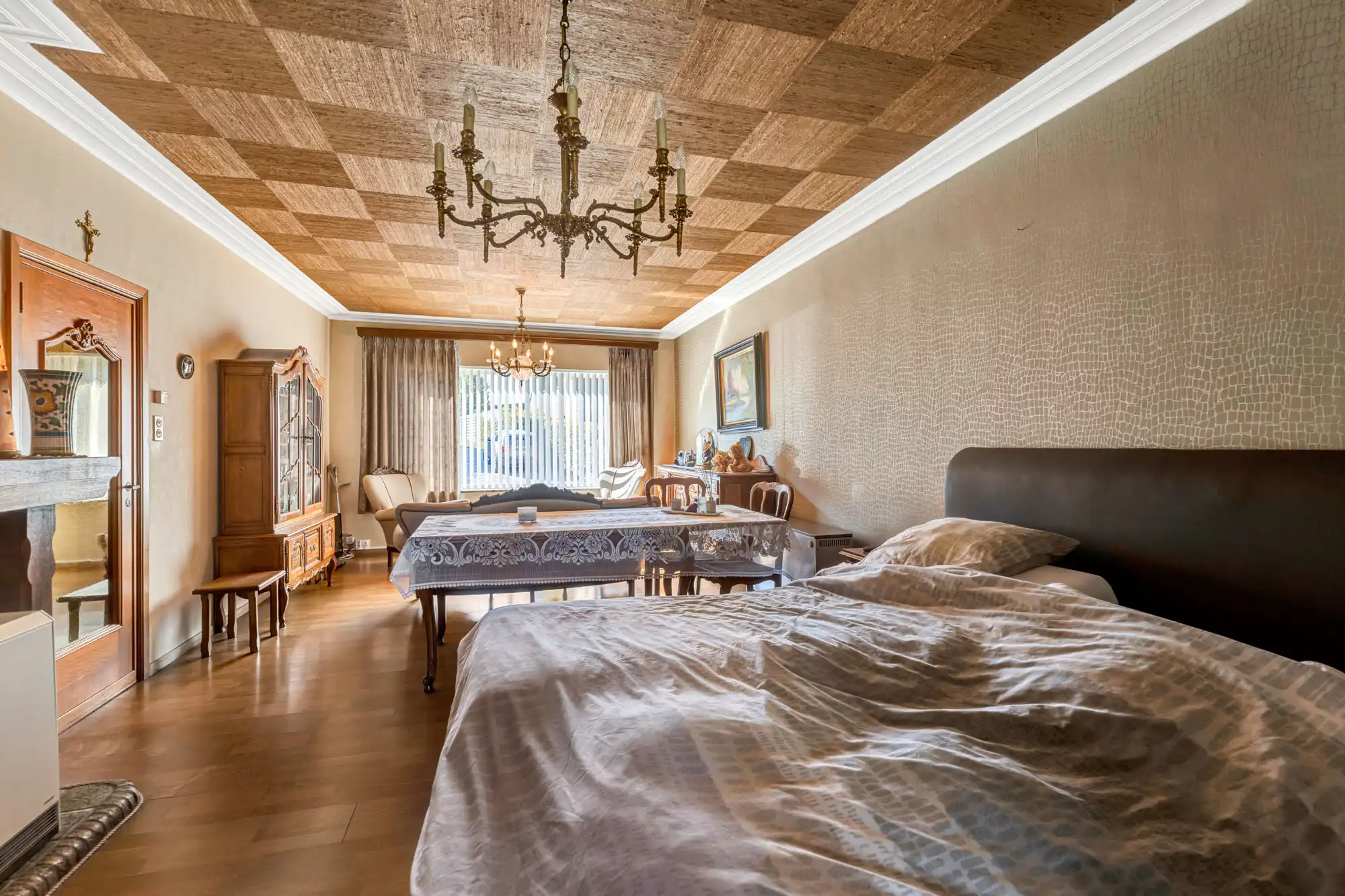 Rustig gelegen, goed onderhouden woning met twee garage's foto 5