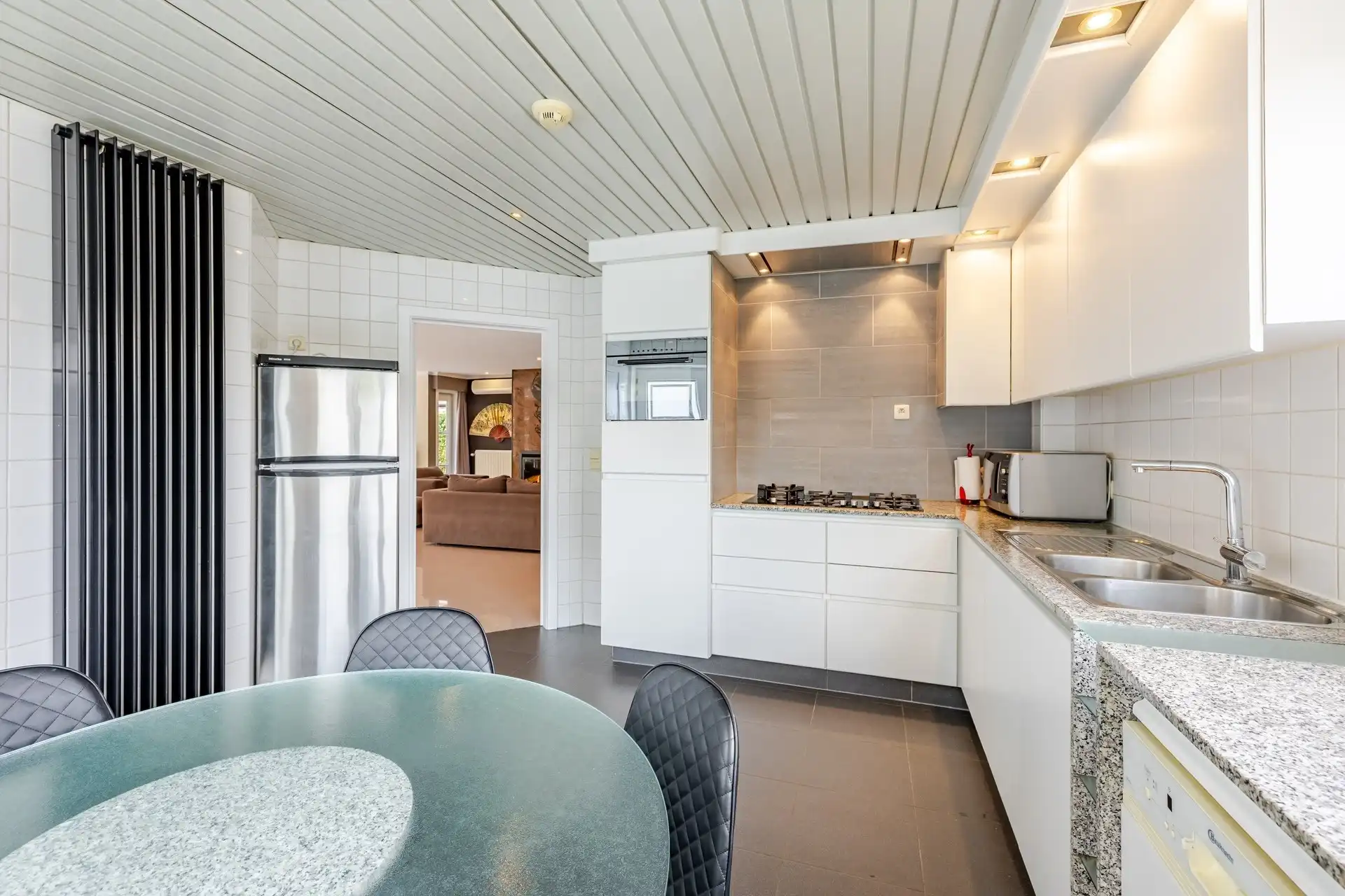 Instapklare en ruime gezinswoning met 5 slaapkamers, zonnige tuin en extra praktijk-/kantoorruimte op topligging te Aalst  foto 14