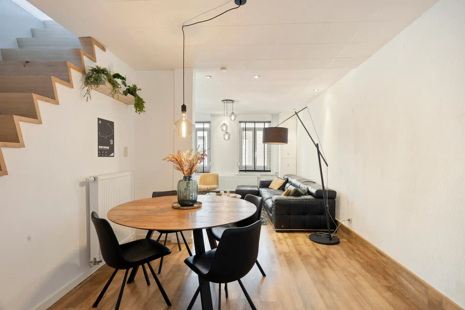 Instapklare & gerenoveerde tweegevelwoning met 4 slaapkamers foto {{pictureIndex}}