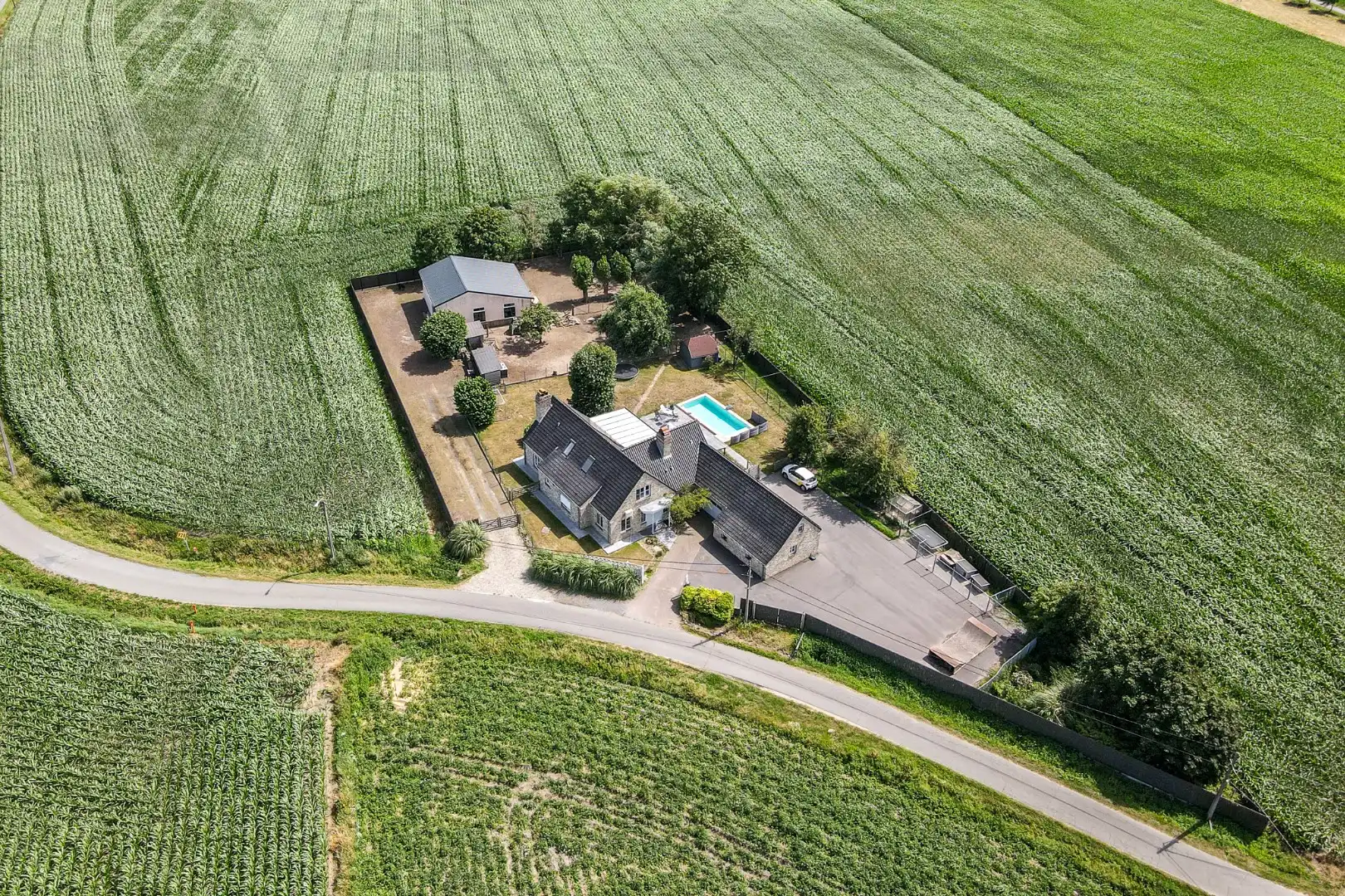 Landelijk gelegen villa met loods in Aartrijke foto {{pictureIndex}}