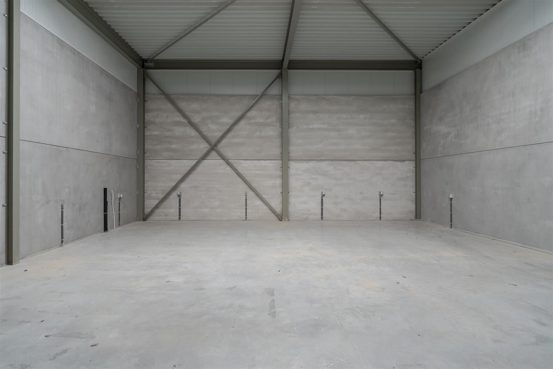 Instapklaar industrieel magazijn van 150 m² te huur in Weelde foto 3