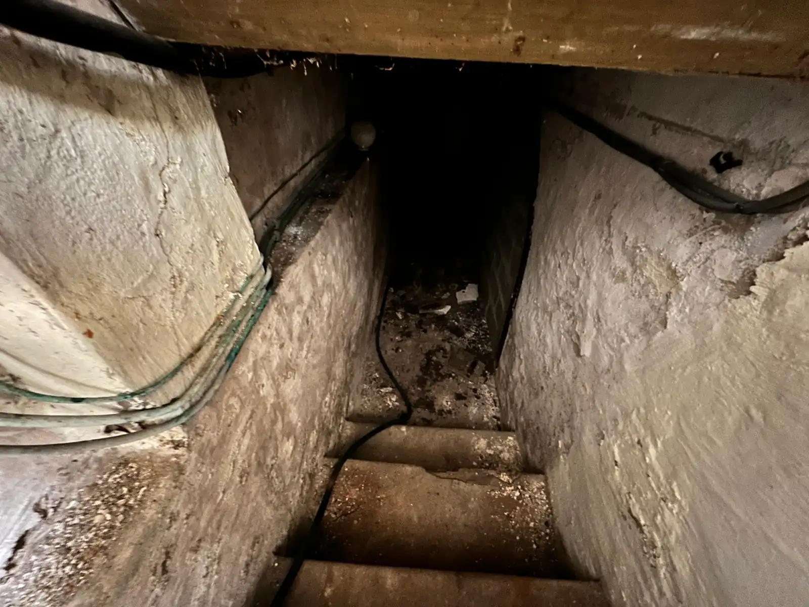 In de schaduw van de kerktoren bevindt zich deze mooie historische idyllische unieke pastorie.   foto 36