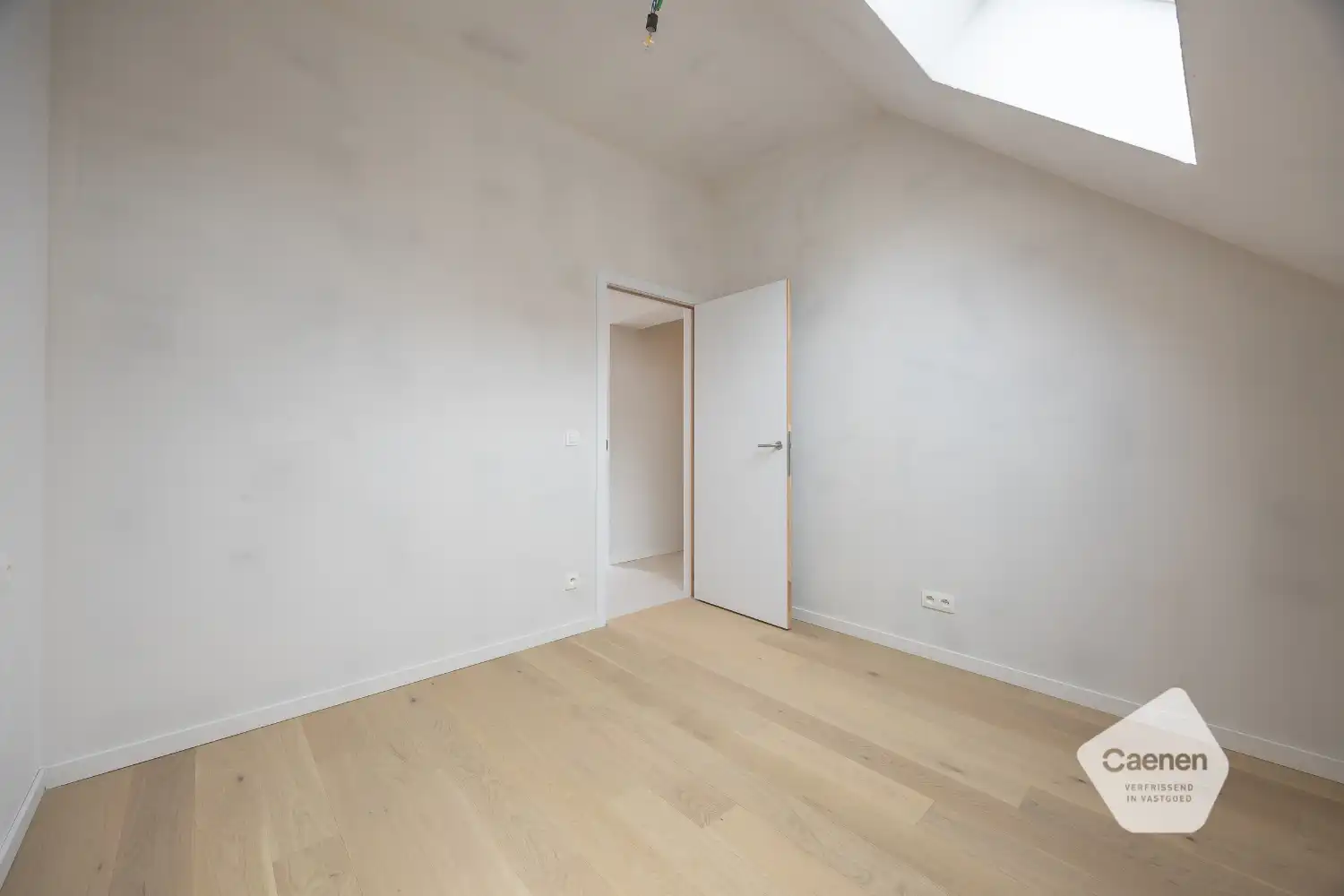 Ruim, gerenoveerde duplex te Mariakerke foto 19