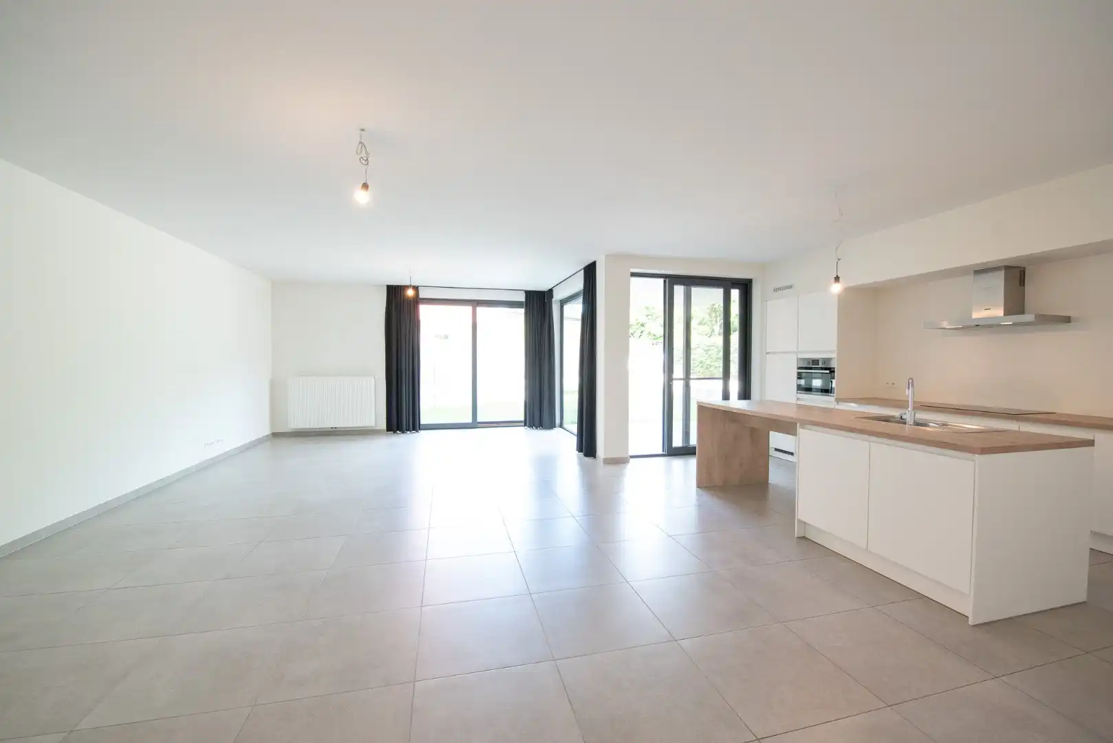 Prachtig gelijkvloers appartement van 147m² te Sint-Eloois-Vijve met tuintje en overdekt terras.  foto 6