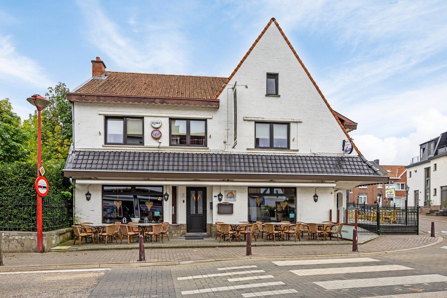 Restaurant ‘Het Heukske’ met bovenliggende woonst te koop in het gezellige Kanne, Riemst. foto {{pictureIndex}}