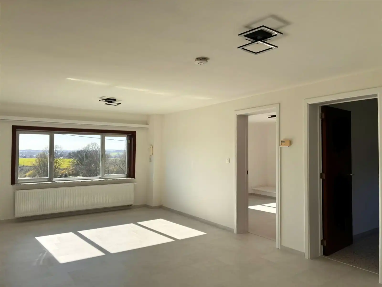 Lichtrijk huis met garage en koer foto 3