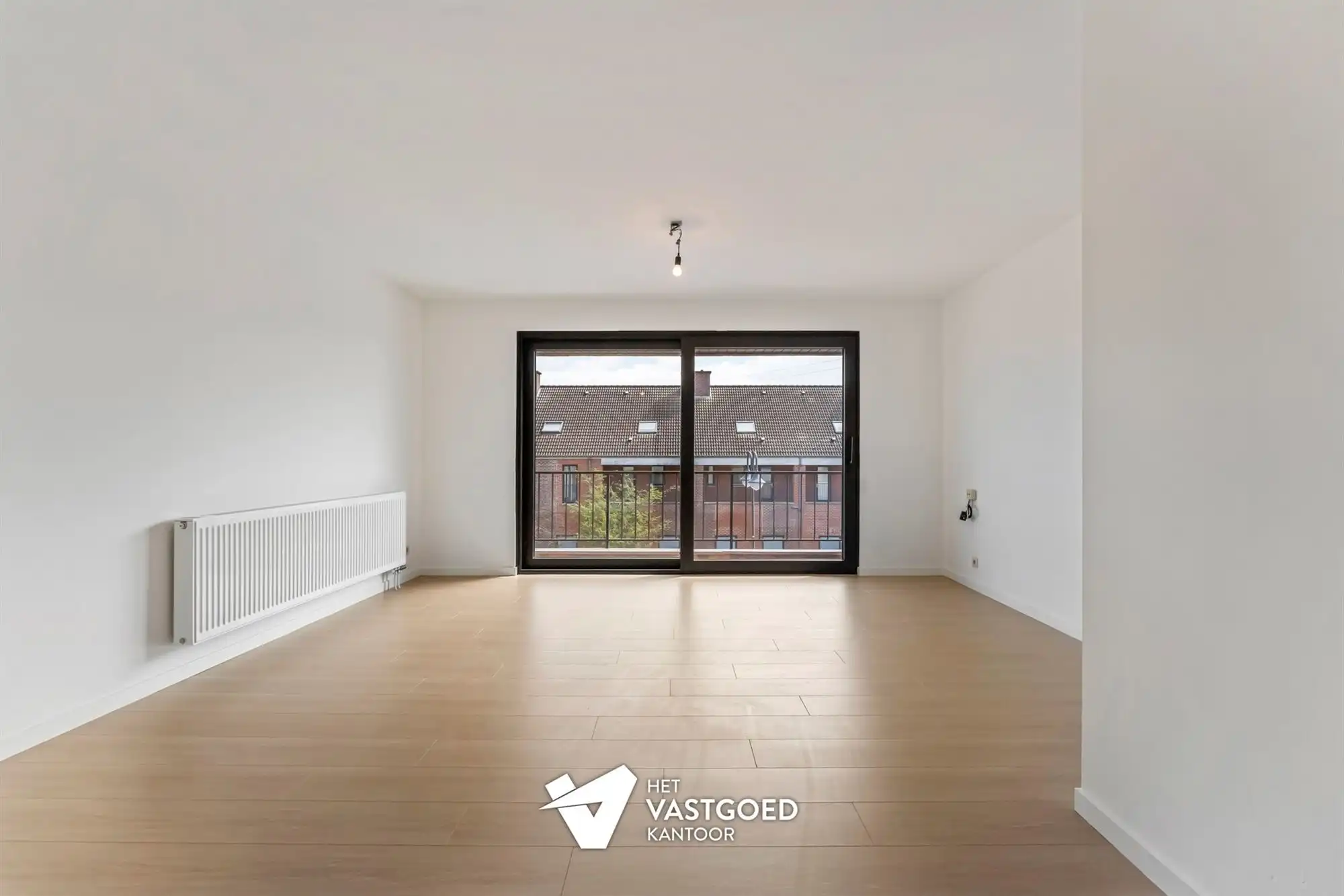 VOLLEDIG GERENOVEERD APPARTEMENT (65M²) MET 1 SLAAPKAMER, AUTOSTAANPLAATS EN GARAGEBOX TE HEUSDEN-ZOLDER foto {{pictureIndex}}