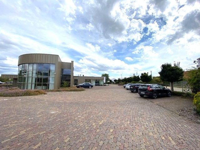 Stijlvolle kantoorruimte 300+m² met 16 autostaanplaatsen ideale ligging langs E313. foto 20