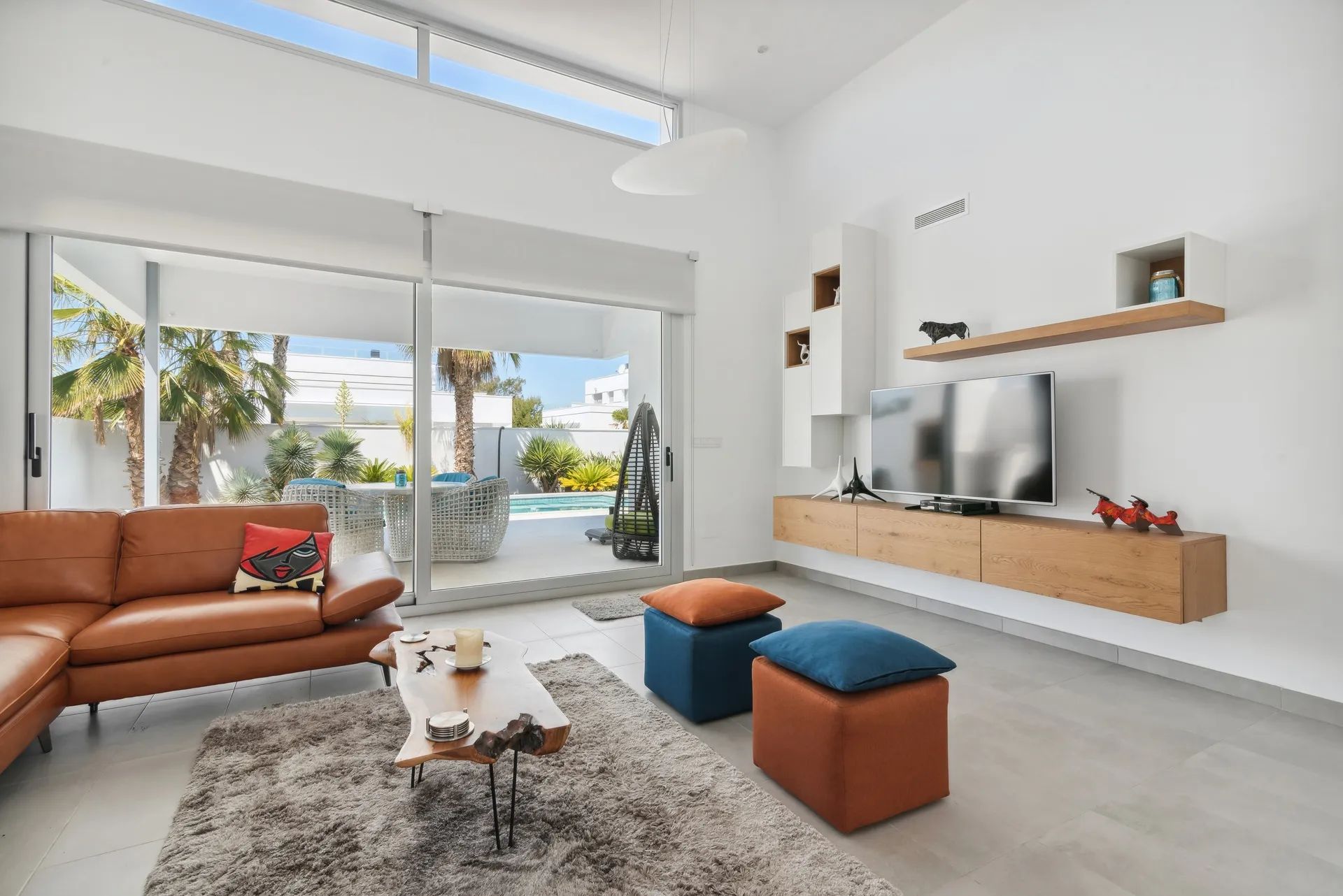 Luxe moderne villa - volledig gemeubileerd, met kelder. Mis deze kans niet! foto {{pictureIndex}}