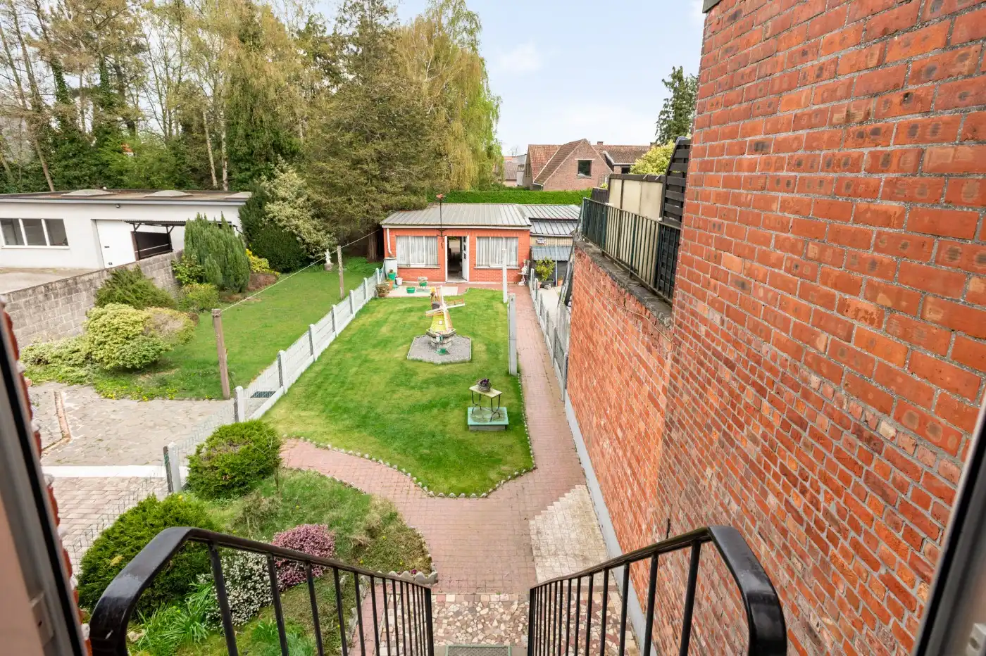 Te renoveren woning met 2 slpk., dubbele garage en tuin foto 10