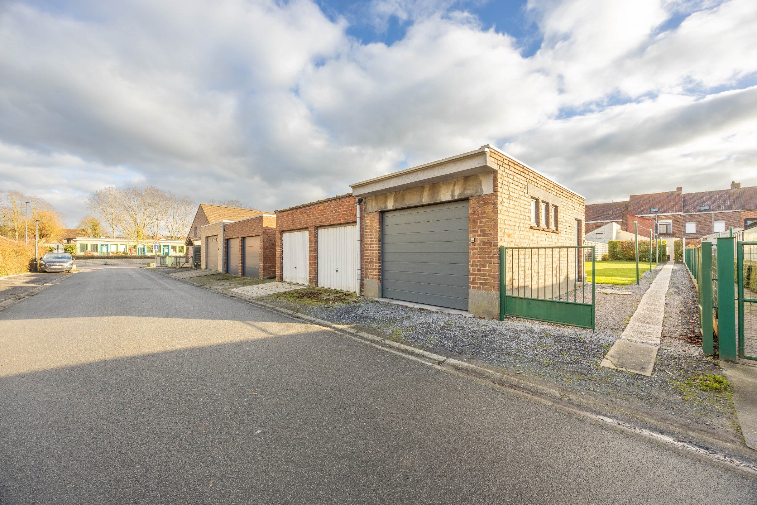 INSTAPKLARE WONING MET GARAGE EN UITWEG foto 26