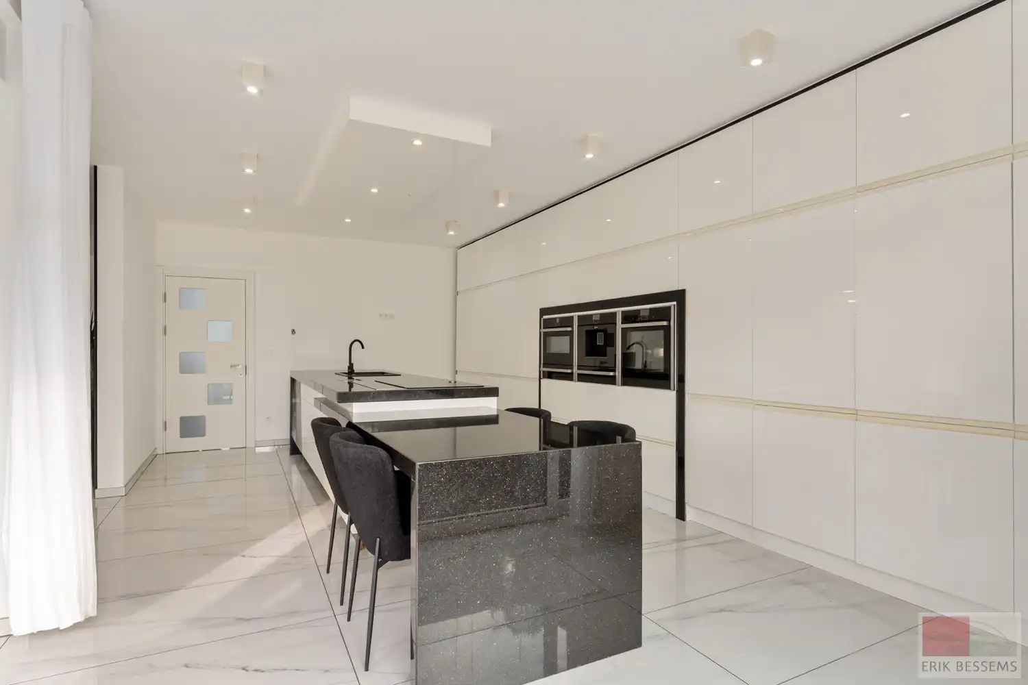 Prachtige en ruime woning met een woonoppervlakte van ca. 277 m², gebouwd in 2018 met vloerverwarming en voorzien van 5 volwaardige slaapkamers en 3 badkamers foto 17