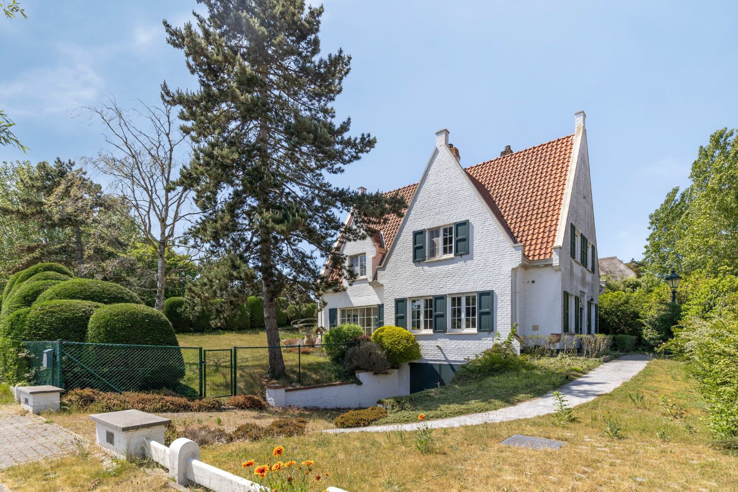 Exclusieve villa met zwembad in de gegeerde Simli-wijk te Nieuwpoort foto {{pictureIndex}}