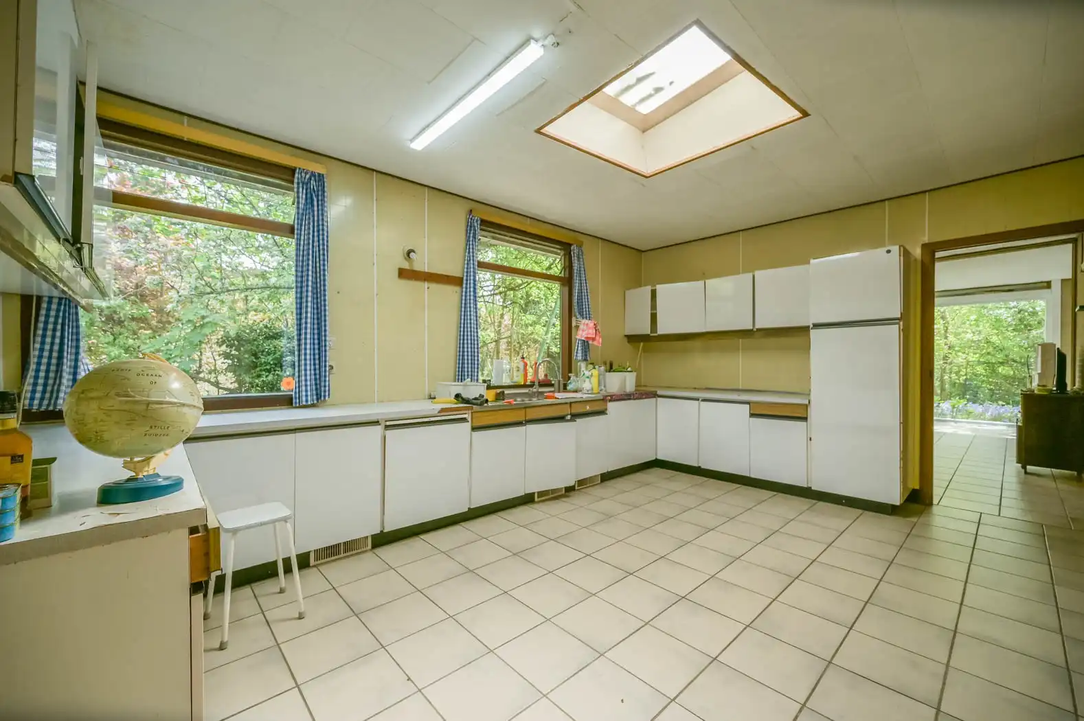 Uniek renovatieproject: lichtrijke en uiterst ruime bungalow met grote inpandige garage op een idyllisch groen perceel foto 9