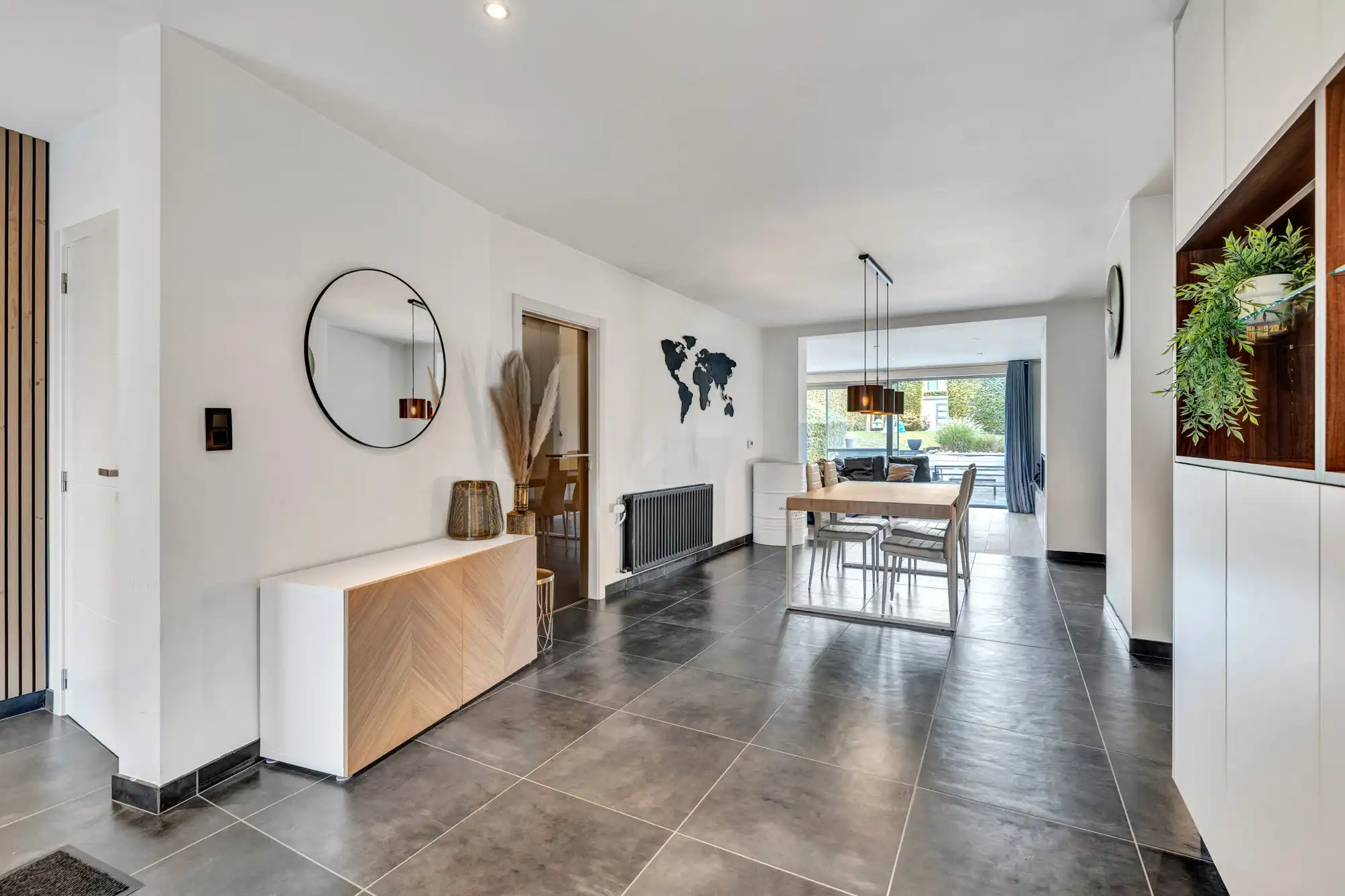 Ruime gerenoveerde gezinswoning met 4 slpks en garage foto 4