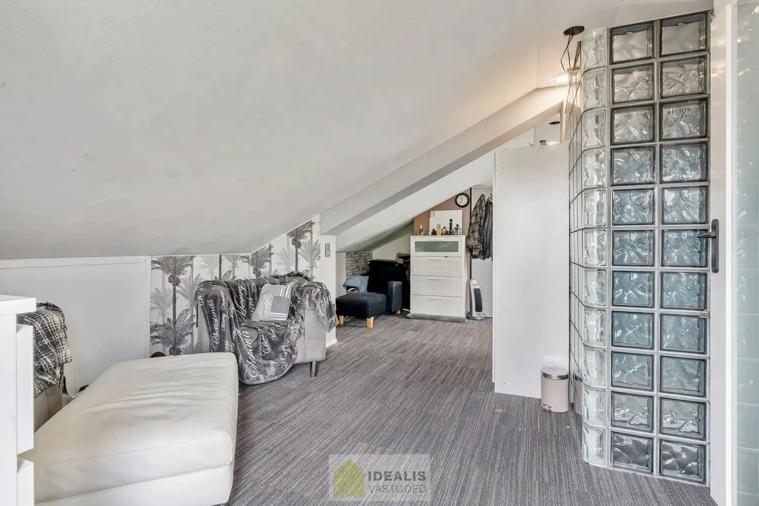 IDEALIS VASTGOED – RUIME, GERENOVEERDE EN INSTAPKLARE WONING MET 3 GELIJKVLOERSE SLAAPKAMERS, LICHTRIJKE LEEFRUIMTE MET OPEN KEUKEN ÉN AFGEWERKTE 2e VERDIEPING MET TOTALE BEWOONBARE OPPERVLAKTE VAN MAAR LIEFST +232M²!! DE WONING IS GELEGEN OP EEN KNAP PERCEEL VAN 7A 92CA IN HET GEGEERDE HERENT (PELT). Deze unieke woning omvat een ruime +-232m² netto bewoonbare oppervlakte met een gezellige woonkamer met aansluitend ruime keuken voorzien van alle comfort met aparte achterinkom/veranda, 3 slaapkamers, uitgeruste badkamer voorzien van douche en ligbad én een volledig afgewerkte 2e verdieping die fungeert als woongedeelte met eigen woonkamer, slaapkamer(s) en badkamer. De woning biedt verder een extra ruime garage, pergola, … Een unieke kans voor kandidaten op zoek naar een instapklare woning voorzien van alle luxe, ruimte en vlakbij tal van faciliteiten. foto 27