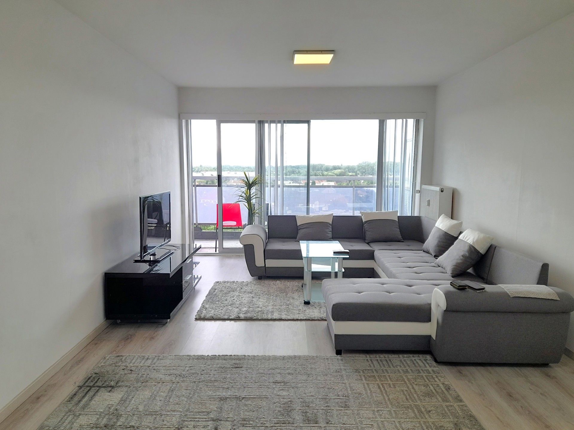 Lichtrijk en net 1-slaapkamerappartement met fantastisch uitzicht foto {{pictureIndex}}