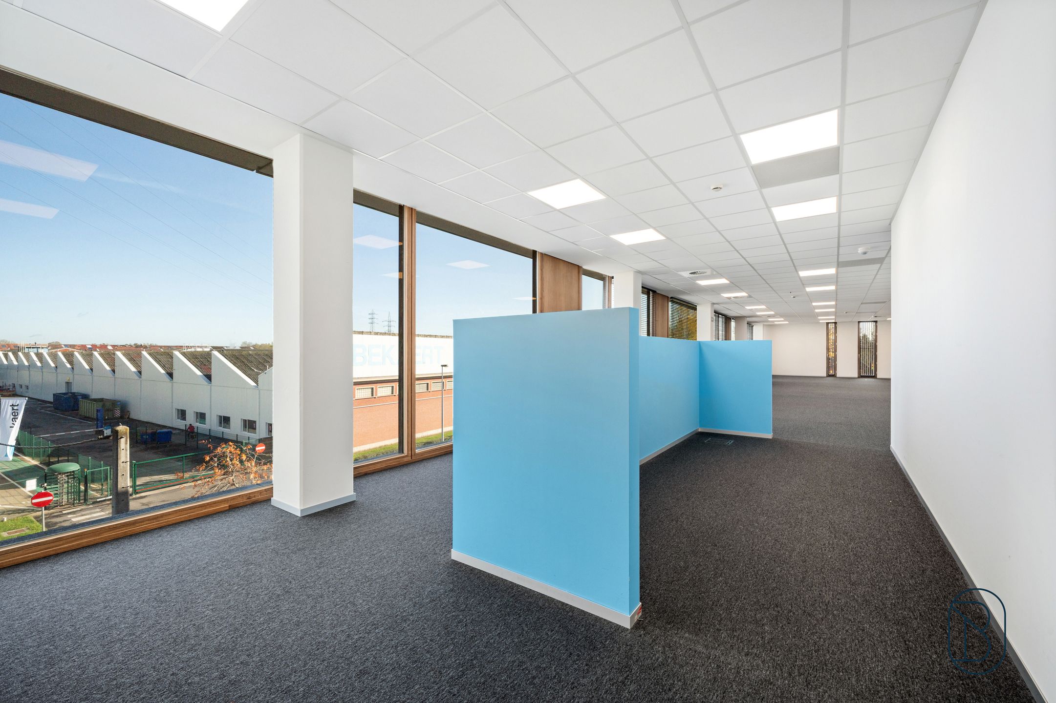 Lichtrijk groot kantoor in mooi bedrijfscomplex te Zwevegem foto 10