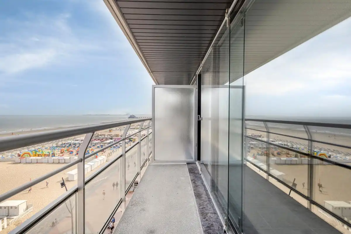 Appartement te koop in Blankenberge met frontaal zeezicht foto 5
