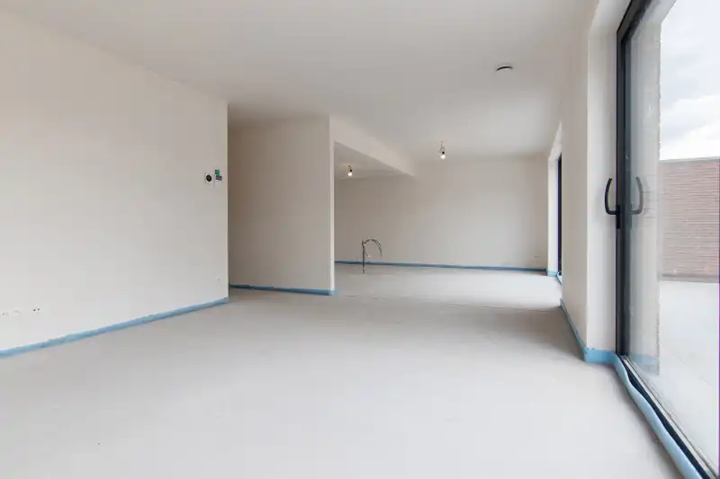Ruim gelijkvloers nieuwbouwappartement met 2 slaapkamers, terras en een mooie tuin op een goed bereikbare locatie! foto 3