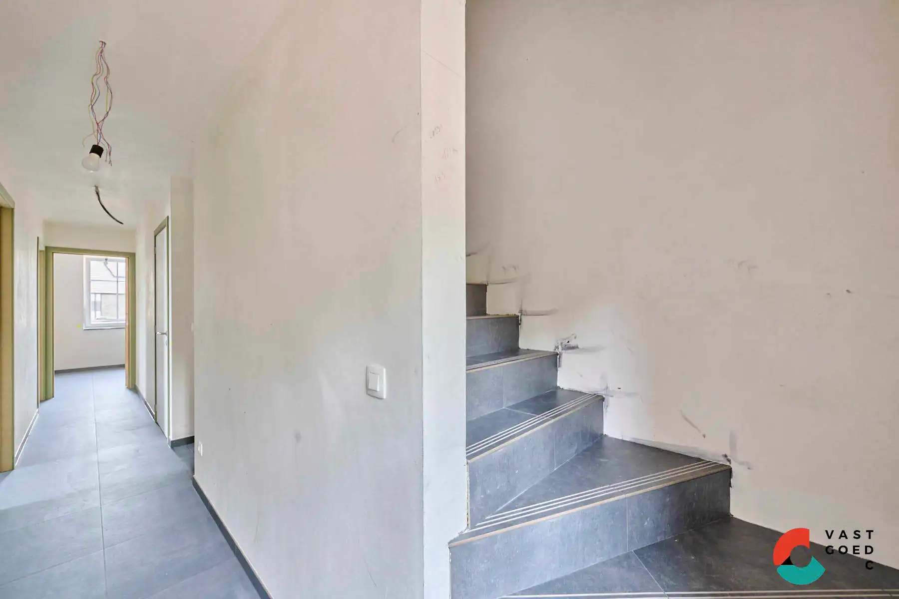 Nieuwbouwwoning in pastorijstijl met aangelegde tuin foto 5