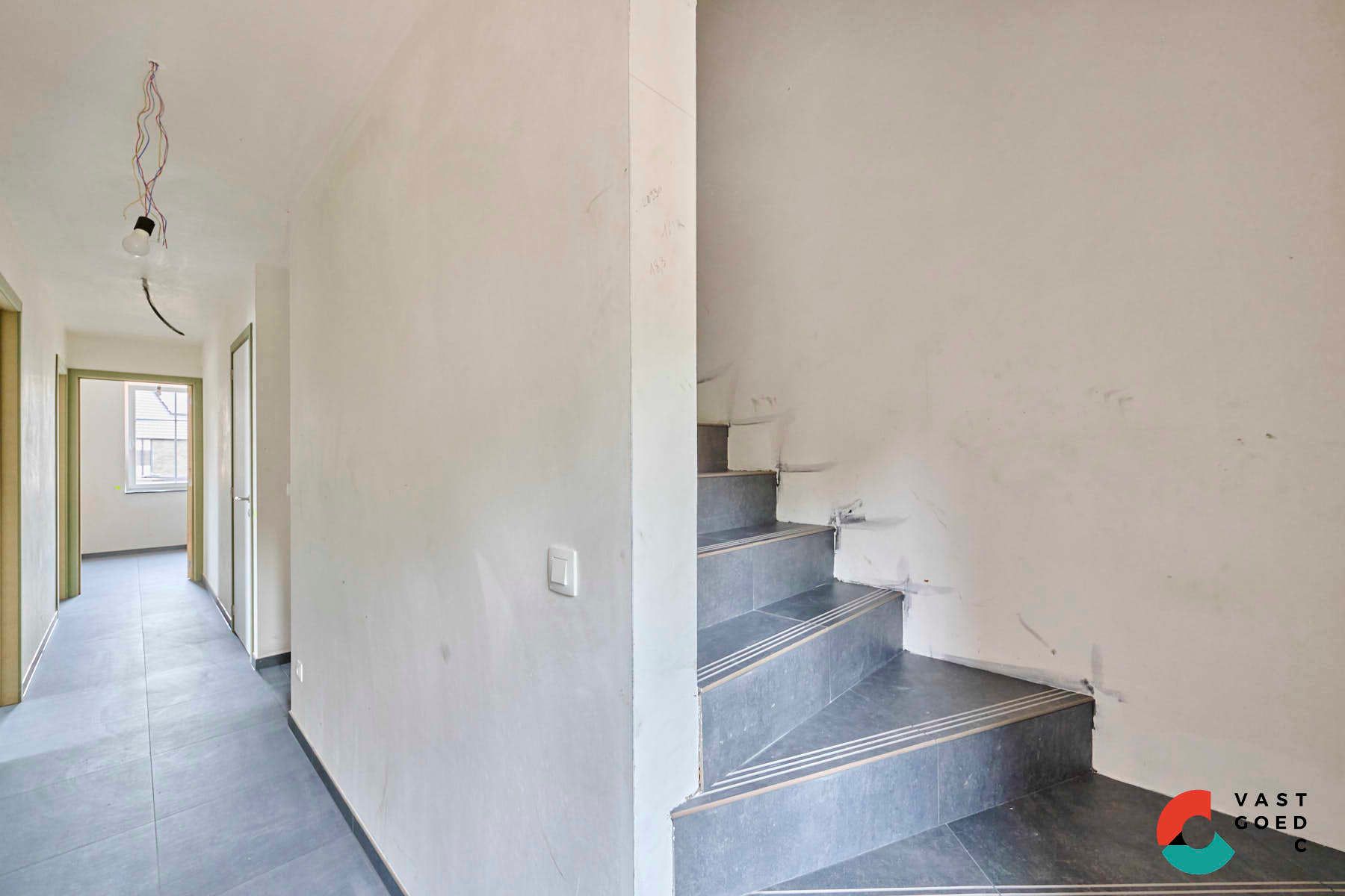 Nieuwbouwwoning in pastorijstijl met aangelegde tuin foto 5