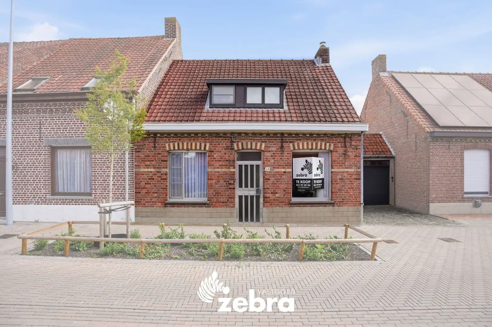 Hoofdfoto van de publicatie: Te renoveren woning met garage op ruim perceel te Pittem!