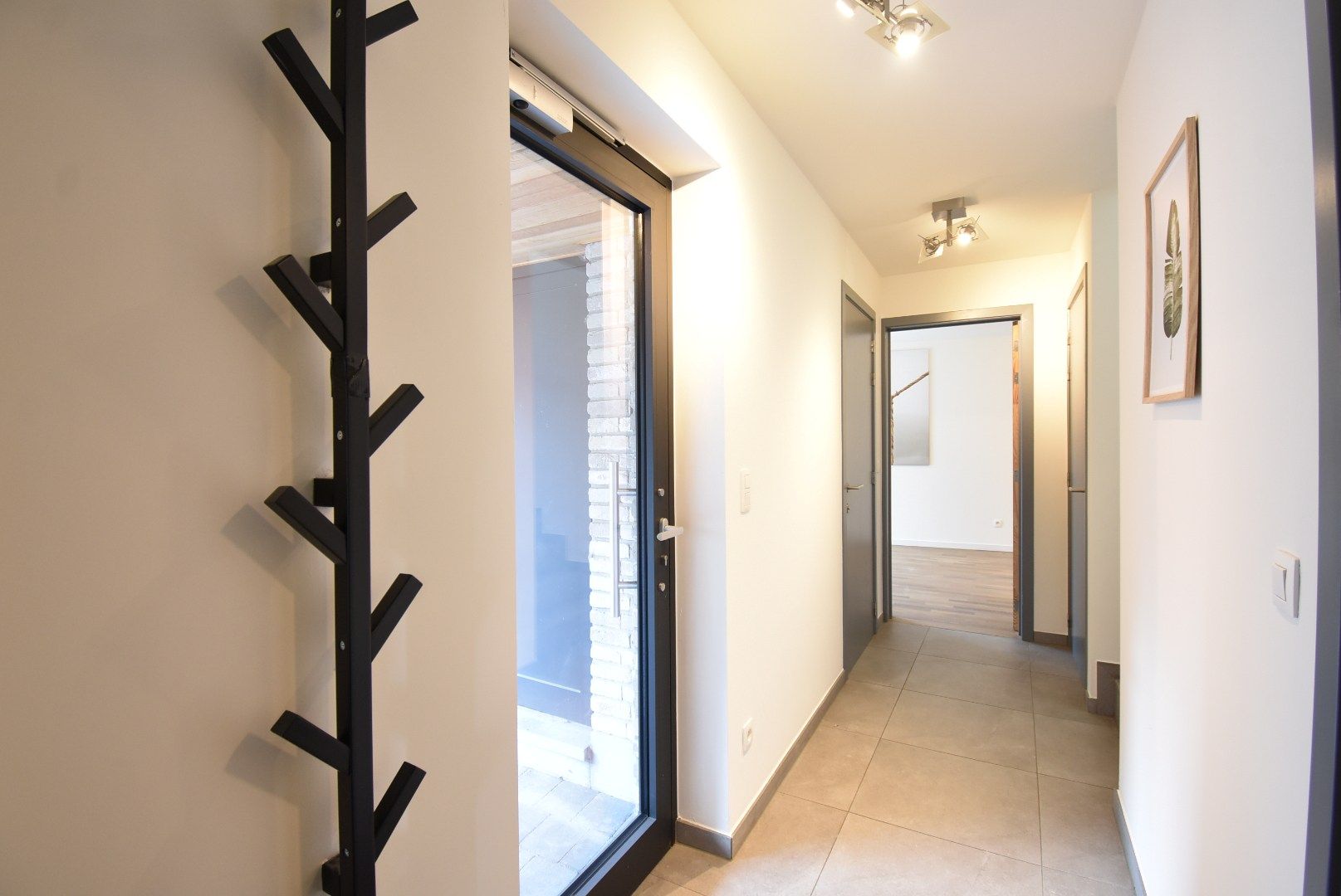 Knap afgewerkt duplexappartement met twee slaapkamers, terras, berging en standplaats vlak aan het dorpsplein van Hoeselt foto 5