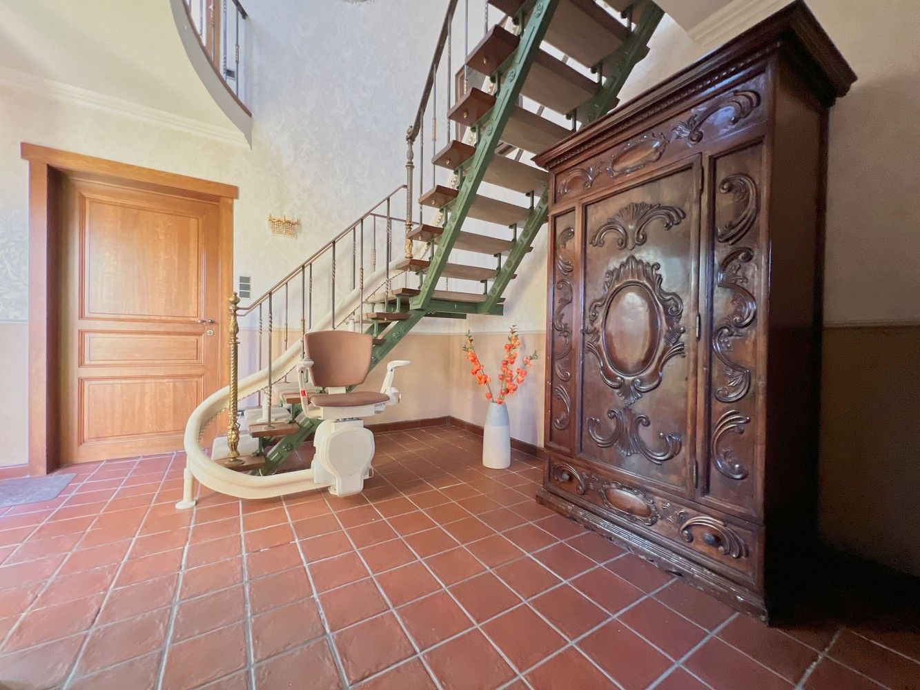 Topper! Stijlvolle woning met zonnige tuin + 2x garage foto 2