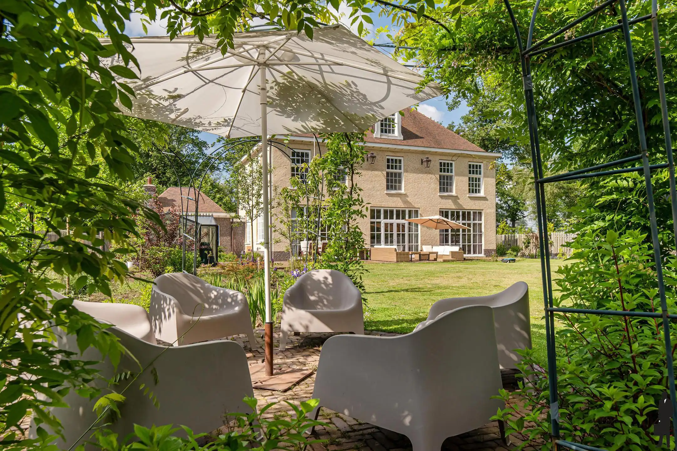 Villa in Engelse stijl op perceel van 1.989m² foto 2