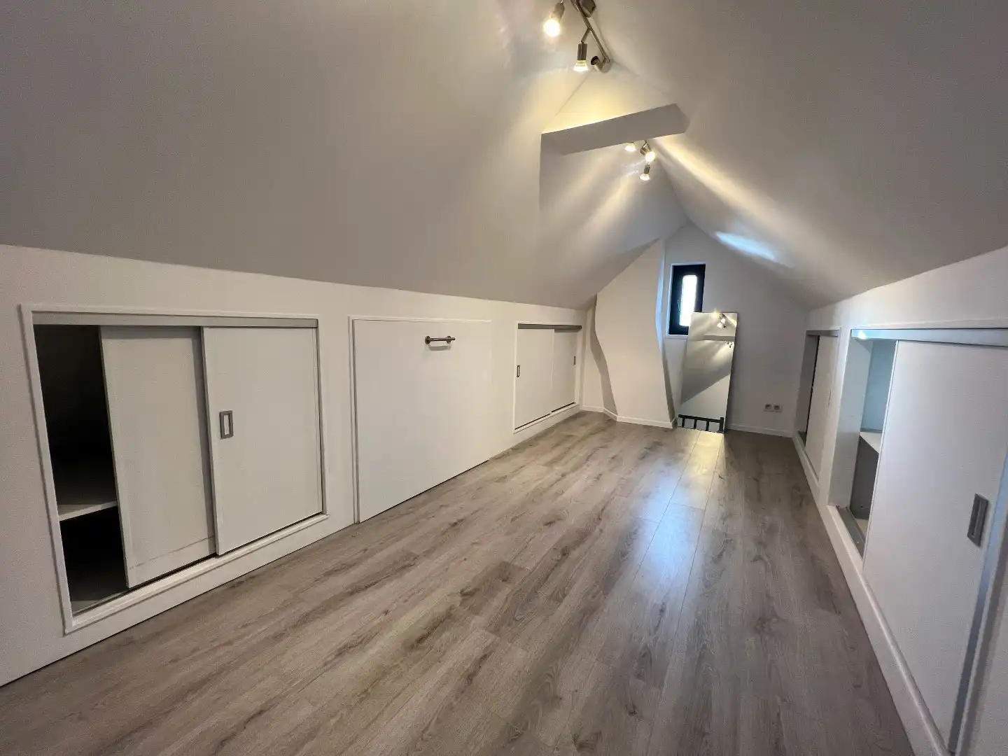 Volledig vernieuwde woning met 3 slpk. en  zuid-west gerichte tuin, goed gelegen vlakbij het commerciële centrum van Knokke en het station. foto 14