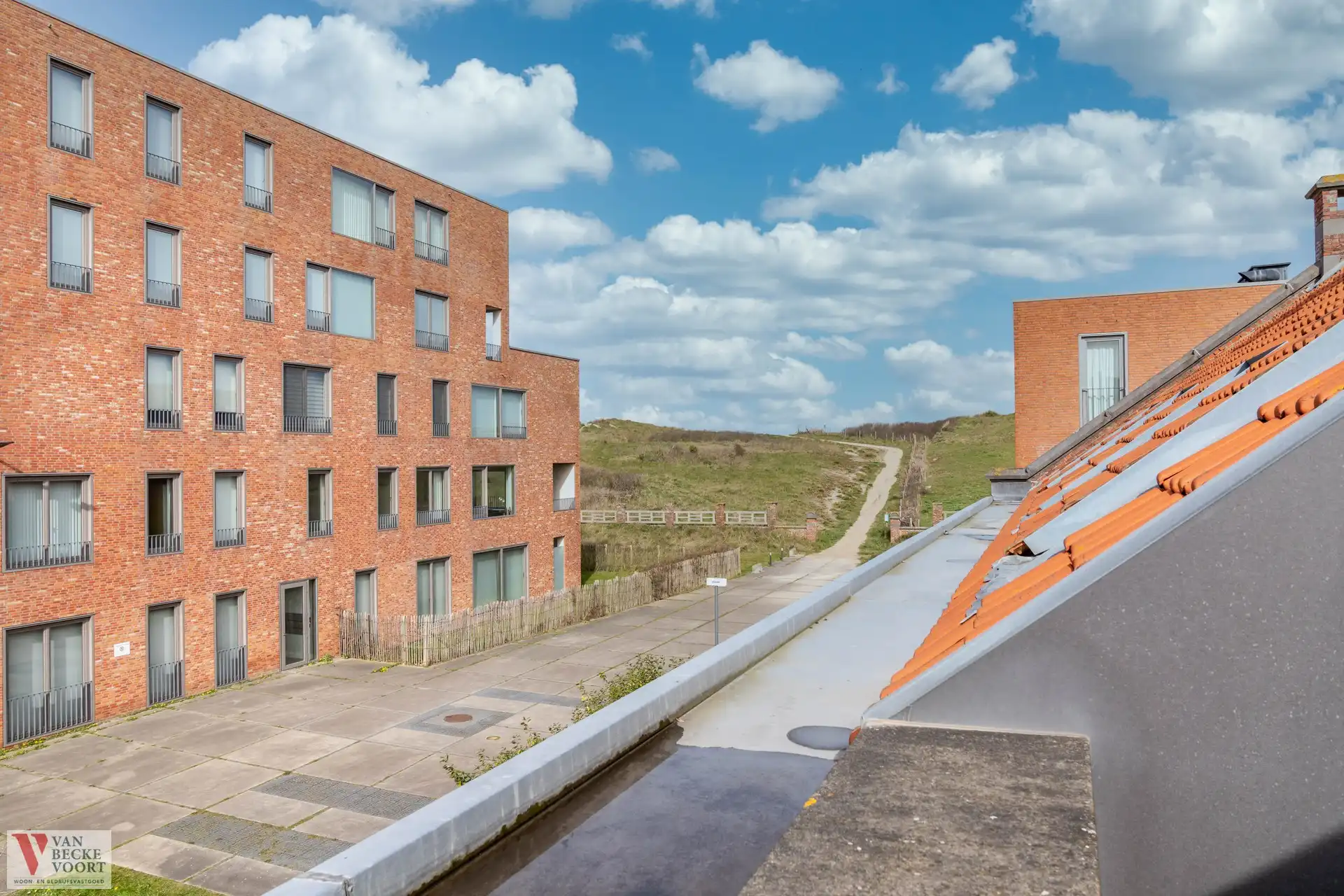 Duinenwoning op onevenaarbare locatie foto {{pictureIndex}}