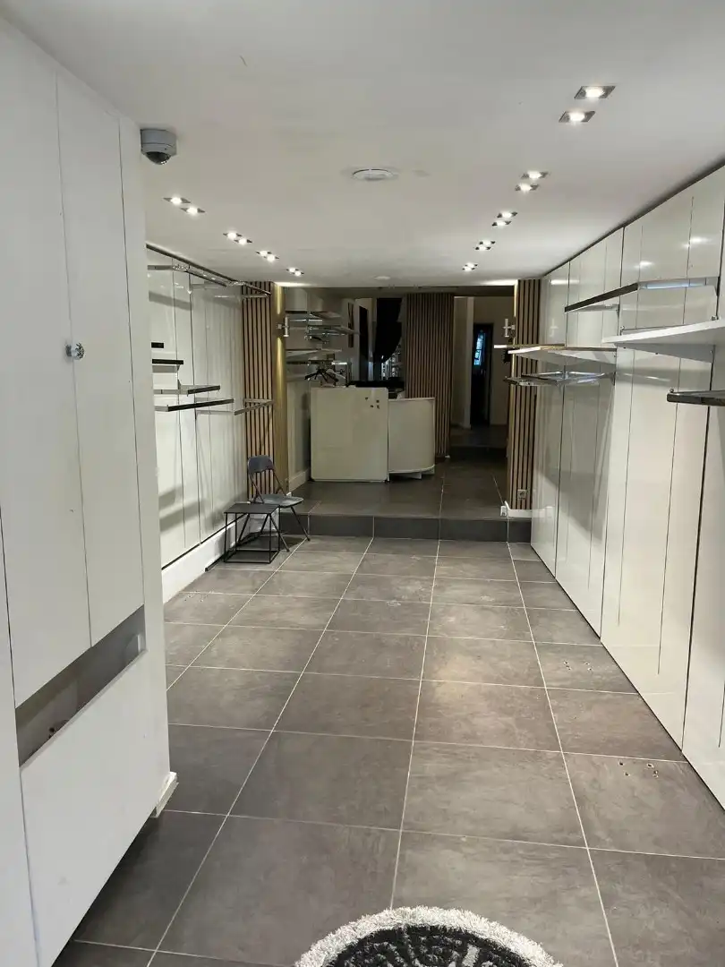 Een commercieel gelijkvloers van +-90,00m² foto 3