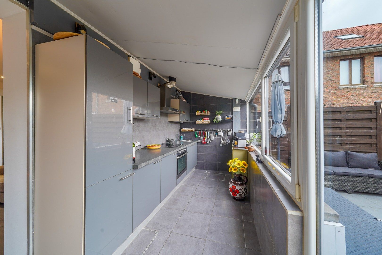 Instapklare woning met uitweg achteraan in Oostende foto 7