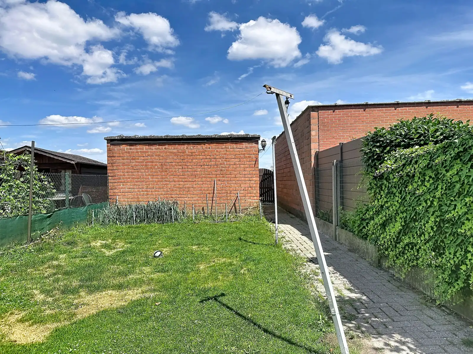 Te renoveren woning met groengebied in de achtertuin foto 8