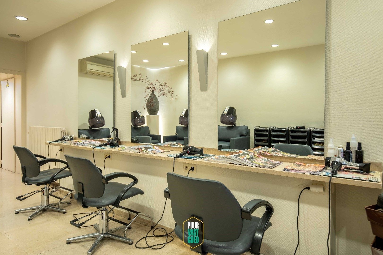 Gerenoveerd mooi Brugs hoekpand met trapgevel ingericht als kapsalon foto 7