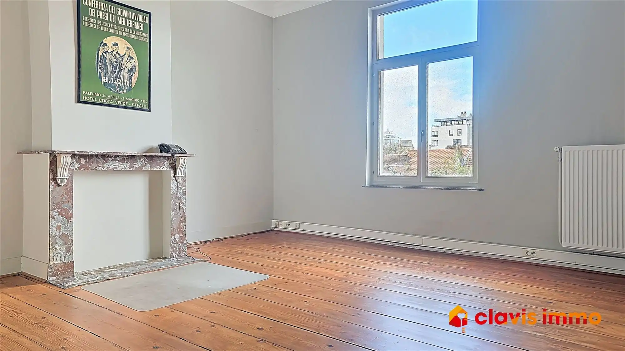 Aangenaam kantoor gelegen op de tweede verdieping van een prachtig herenhuis foto {{pictureIndex}}