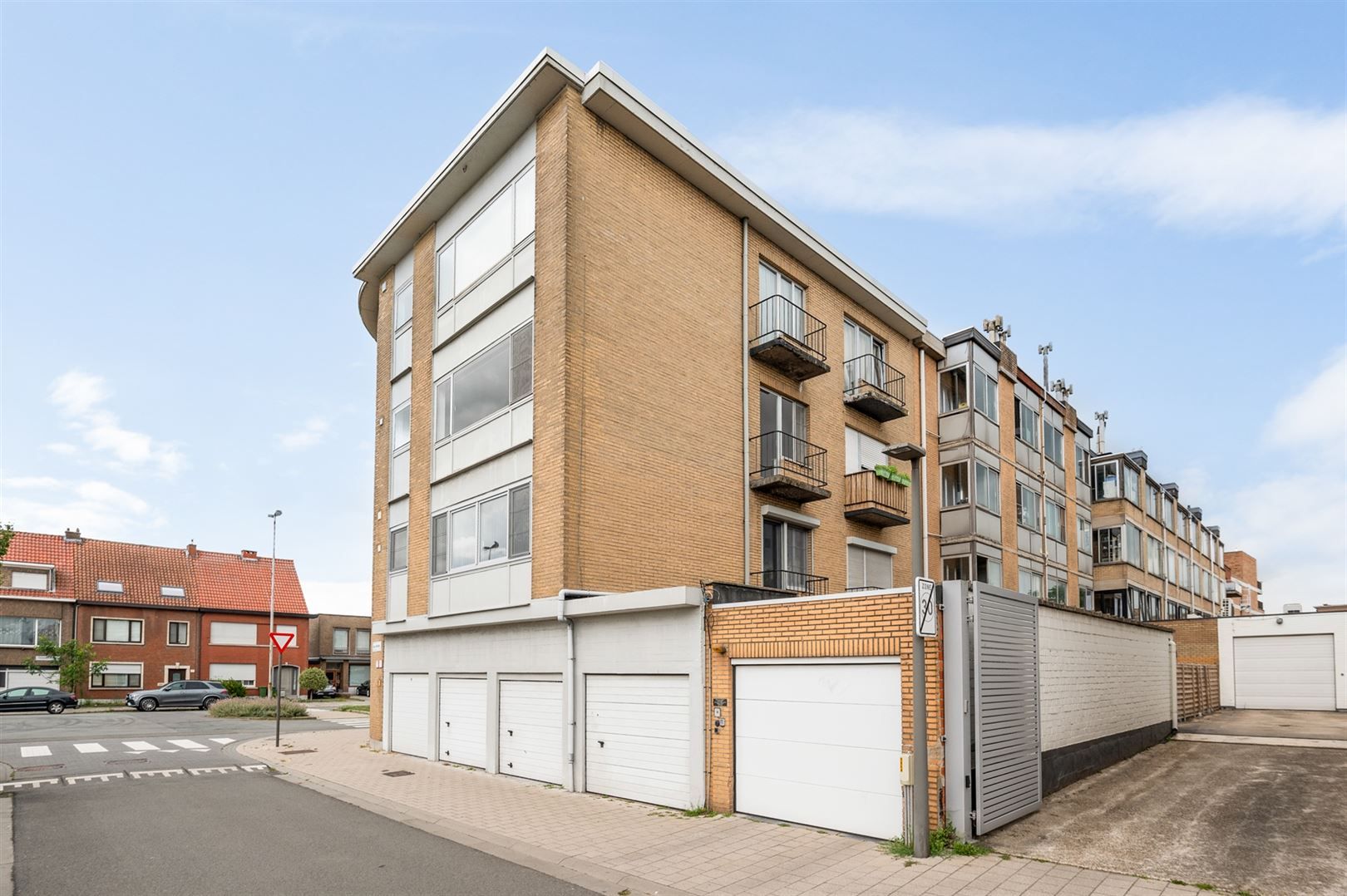 Te renoveren appartement ca. 64m2 met één slaapkamer foto 2