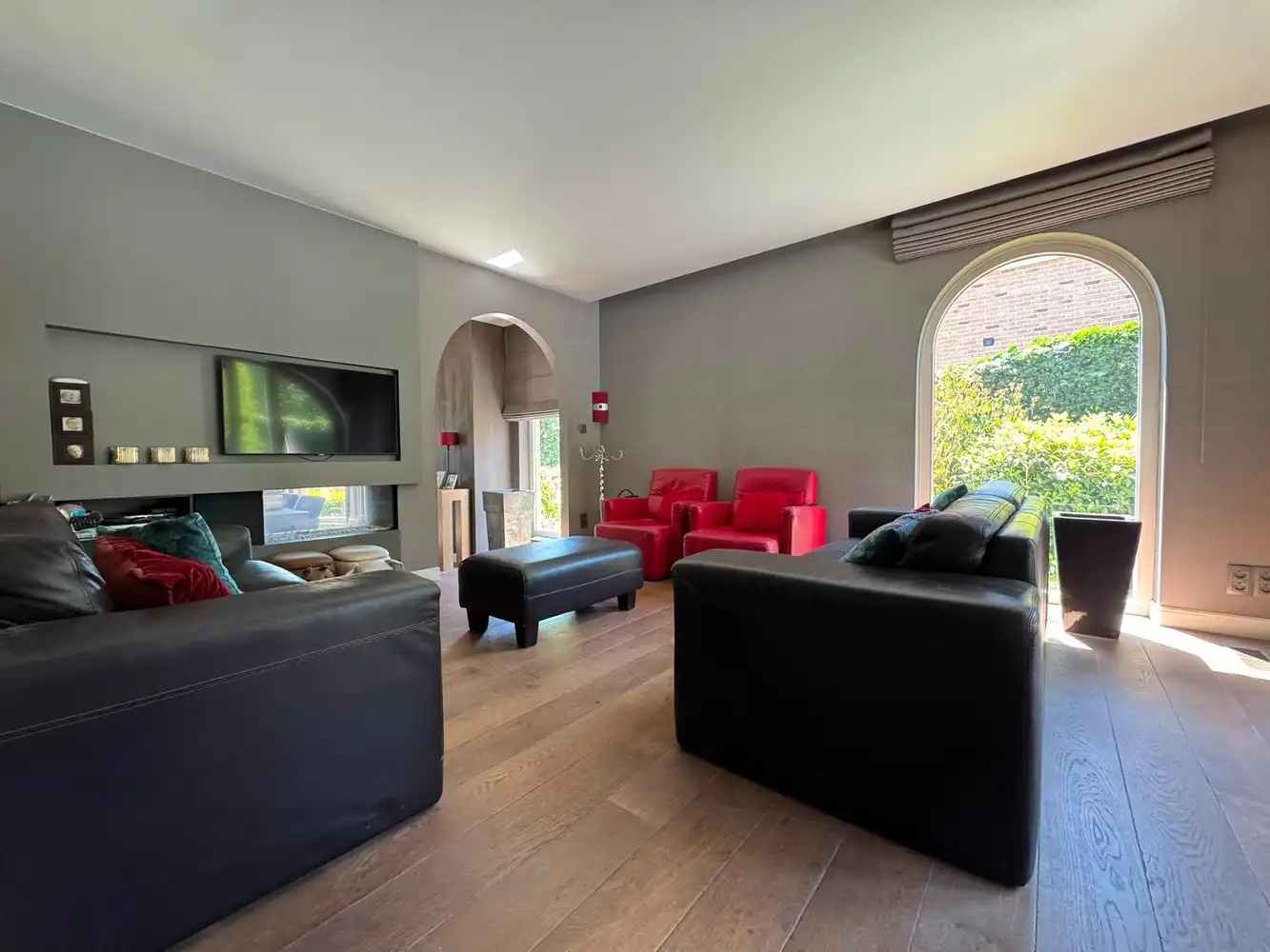 Villa met zwembad en bijgebouw foto 13