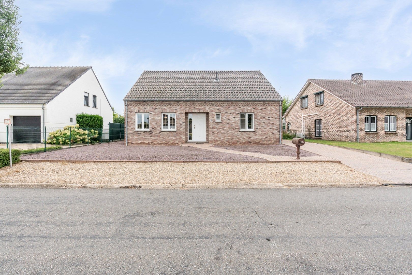 Vrijstaande, gelijkvloerse gezinswoning gelegen op een perceel van 6a18ca op een rustige locatie nabij het centrum van Neeroeteren!  foto 3