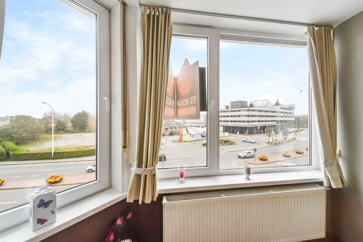 Licht op te frissen twee slaapkamer appartement op een uitstekende locatie foto 4