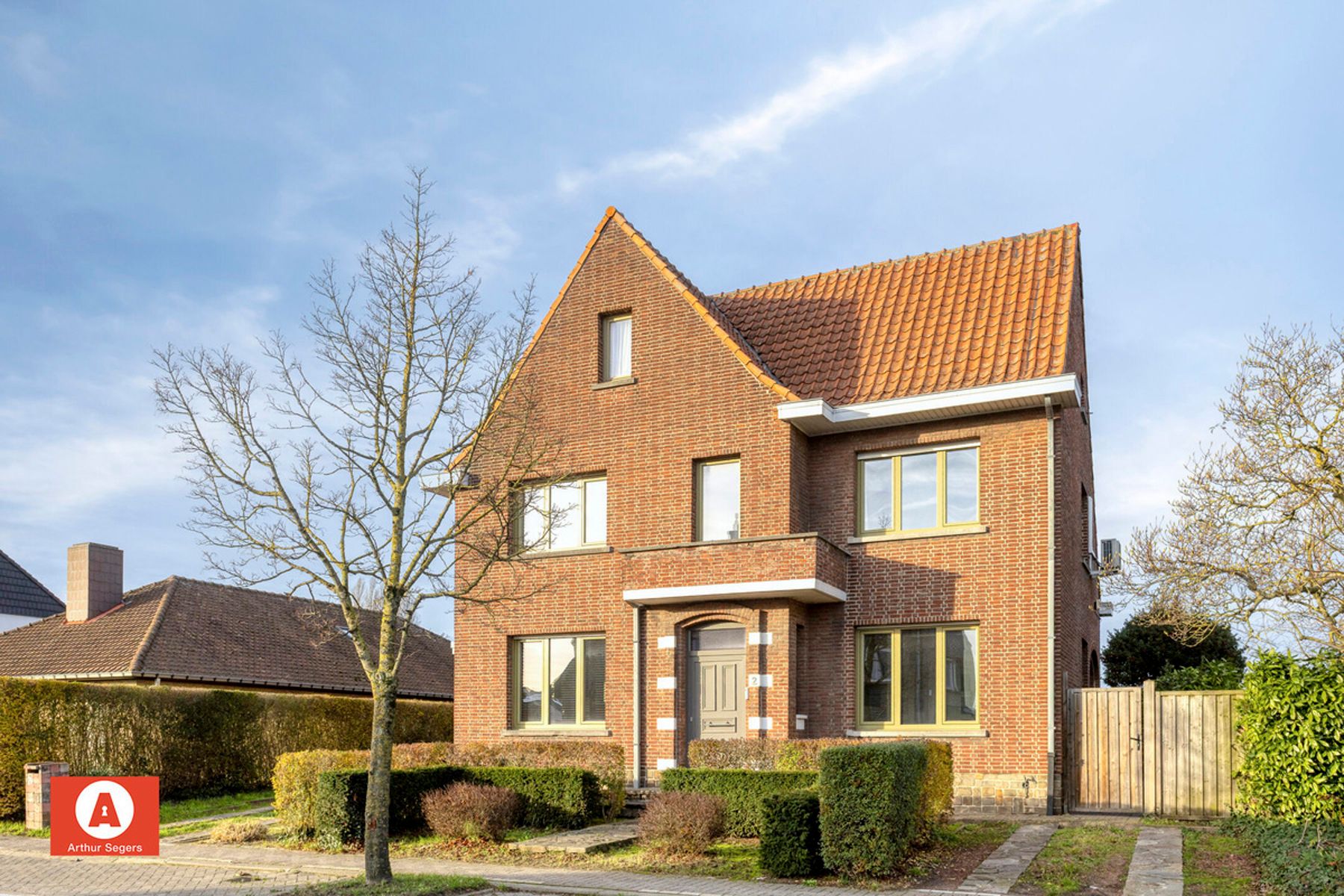 Karaktervolle open bebouwing met 5 slaapkamers en bureau foto 3