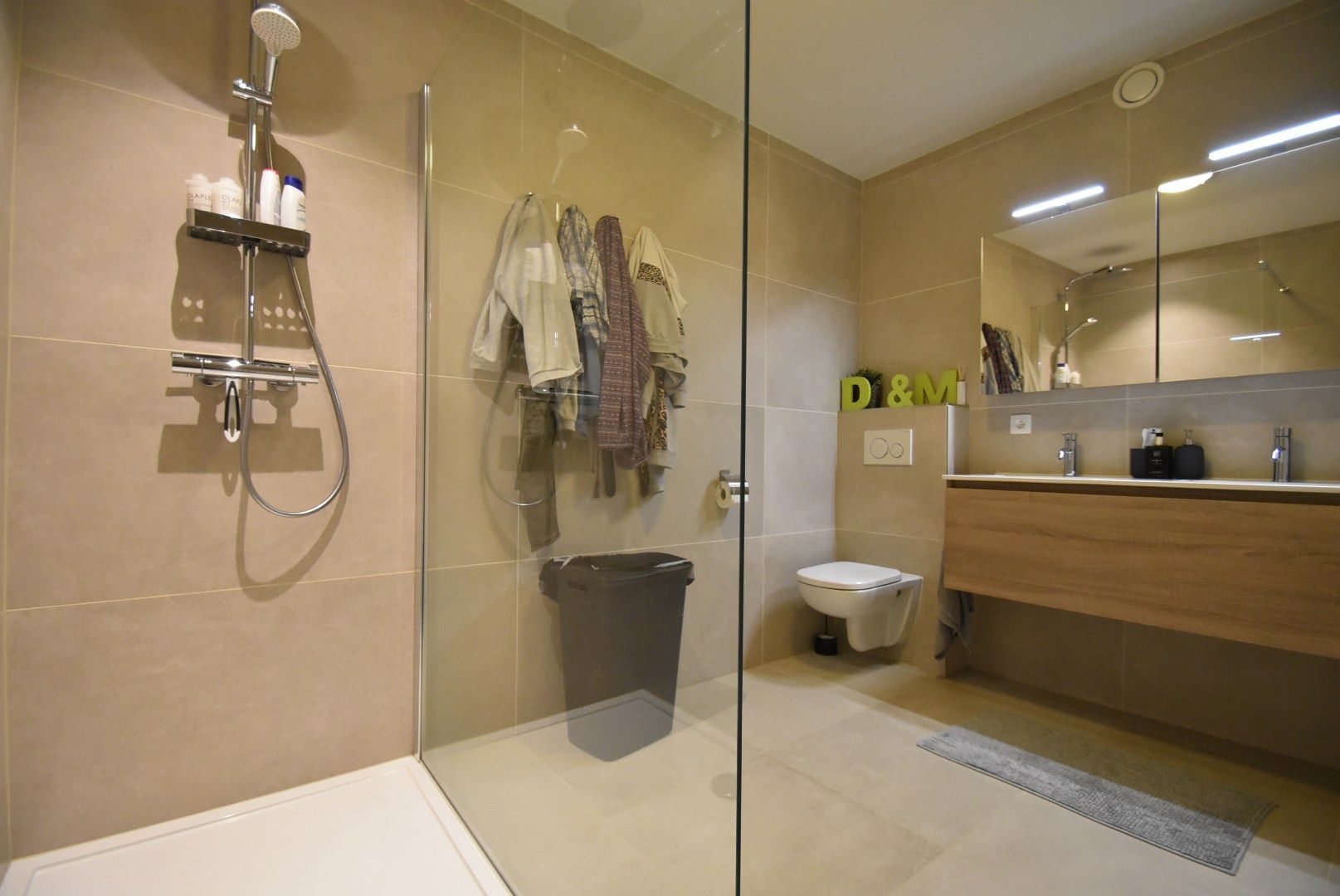 Knap ingericht  en ruim appartement met 2 slaapkamers en groot terras foto 22